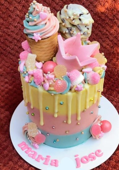 TARTA EN TONO PASTEL Pastel colorido decorado con helados, caramelos y detalles festivos. Ideal para fiestas.