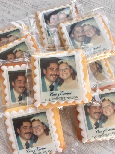 GALLETAS PERSONALIZADAS Galletas decoradas con fotos de dos personas en un fondo claro.