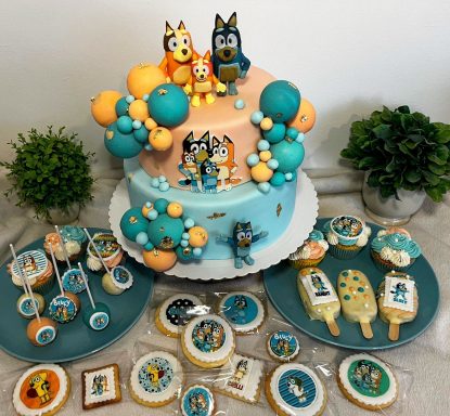 MESA DULCE DE BLUE Tarta decorada con personajes de dibujos animados y galletas temáticas.