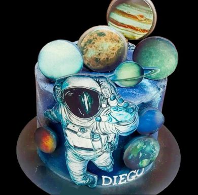 TARTA DEL ESPACIO Tarta decorada con un astronauta y planetas del sistema solar. Nombre "Diego".