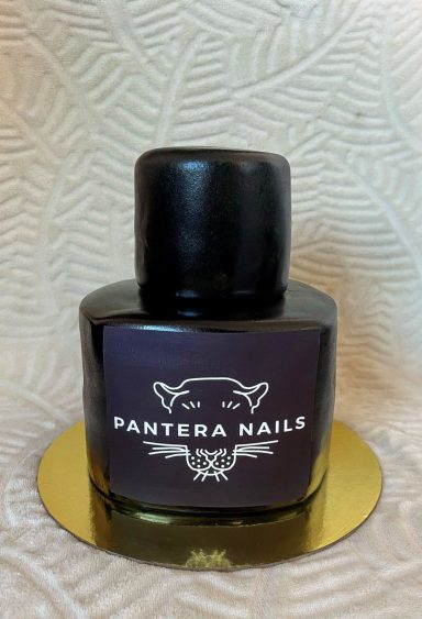 TARTA 3D ESMALTE DE UÑAS Esmalte de uñas de la marca Pantera Nails en frasco negro con etiqueta morada.