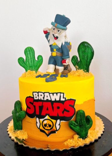 TARTA BRAWL STARS Tarta decorada con un personaje de "Brawl Stars" y cactus, fondo amarillo.