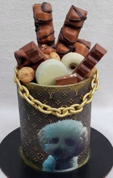 TARTA CON IMAGEN COMESTIBLE Contenedor decorativo con dulces, chocolates y un diseño de un personaje en la parte frontal.