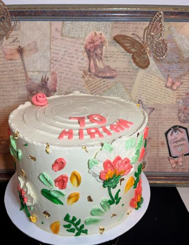 TARTA VINTAGE Pastel decorado con flores y un mensaje que dice "Para Miriam". Fondo con elementos vintage.