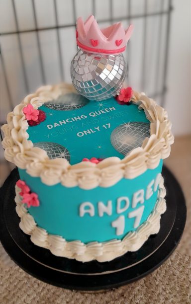 TARTA DISCO Tarta decorada en tonos azules, con flores rosadas y corona, para el cumpleaños 17.