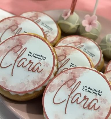 GALLETAS DE COMUNIÓN Galletas decoradas con el nombre "Clara" y pastelitos para la primera comunión.